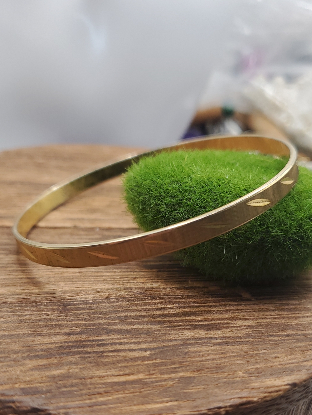 Gold Tone High End Women's Slim Etched Bangle Bracelet B3505
